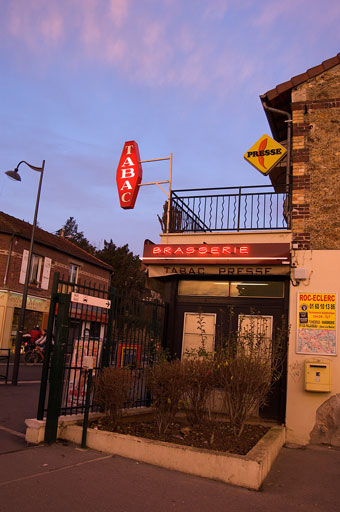 Économie de Banlieue. by Joseph Howse. December 1, 2006.